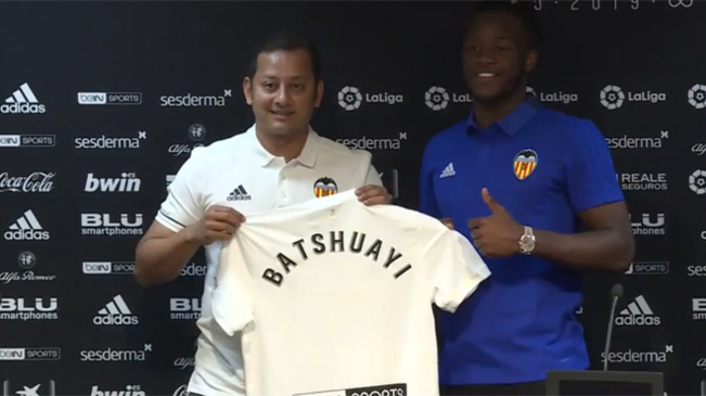 Michy Batshuayi calme le jeu avec les supporters du FC Valence Michy Batshuayi calme le jeu avec les supporters du FC Valence