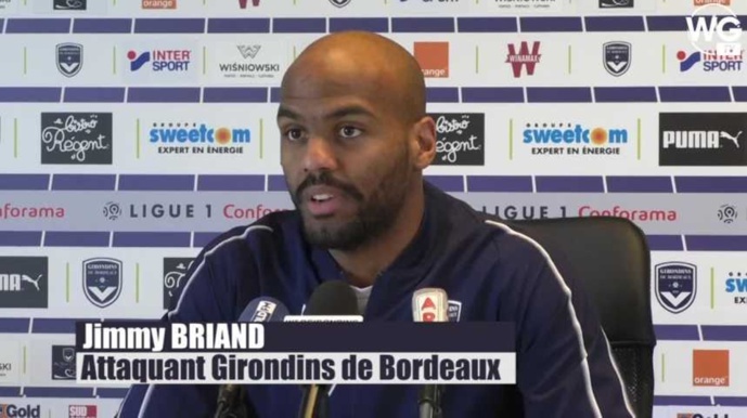 Bordeaux : Jimmy Briand tape du poing sur la tabble Bordeaux : Jimmy Briand tape du poing sur la tabble
