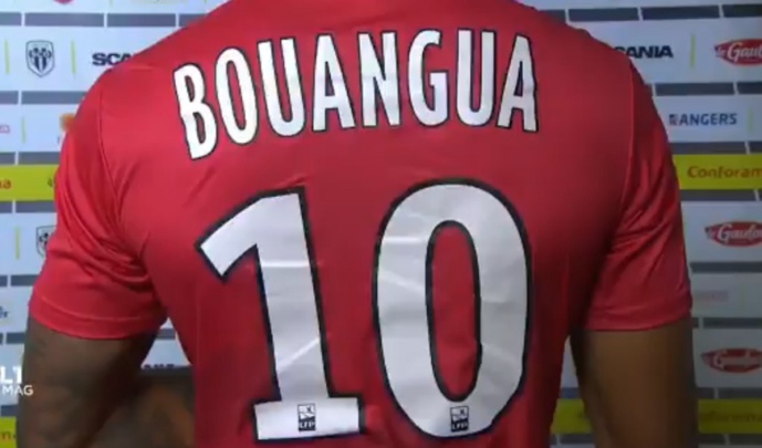 Rennes : Denis Bouanga (Nîmes) en approche Rennes : Denis Bouanga (Nîmes) en approche