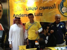 Nenê s'affiche avec son nouveau maillot Nenê s'affiche avec son nouveau maillot