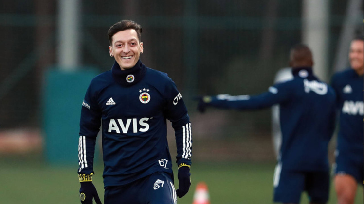 Özil sort du silence après son exclusion du Fenerbahçe