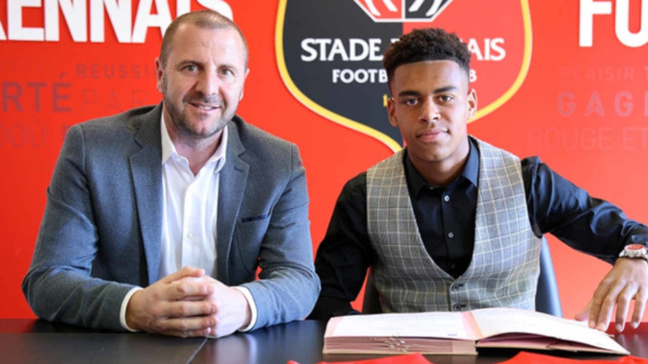 Désiré Doué a signé son premier contrat professionnel jusqu'en 2024 au Stade Rennais Désiré Doué a signé son premier contrat professionnel jusqu'en 2024 au Stade Rennais