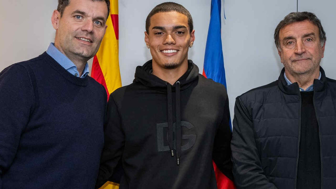 Le Barça annonce la signature du fils de Ronaldinho Le Barça annonce la signature du fils de Ronaldinho