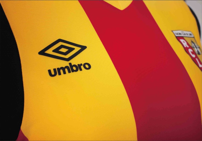 Umbro présente le nouveau maillot RC Lens Home 2016/2017