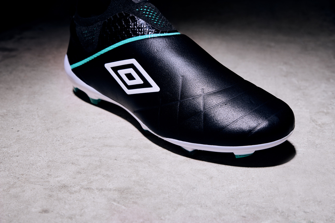 Umbro dévoile la Medusae 3 Elite sa première chaussure de football sans lacets