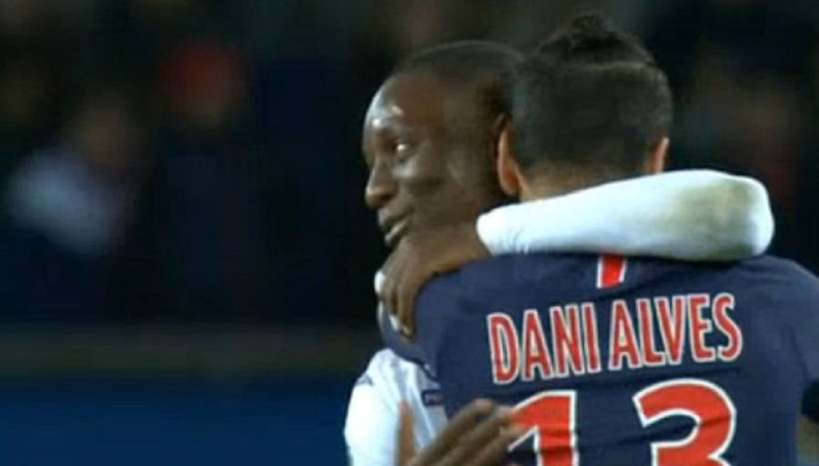 PSG - TFC : Gradel regrette que son geste envers Dani Alves fasse autant polémique