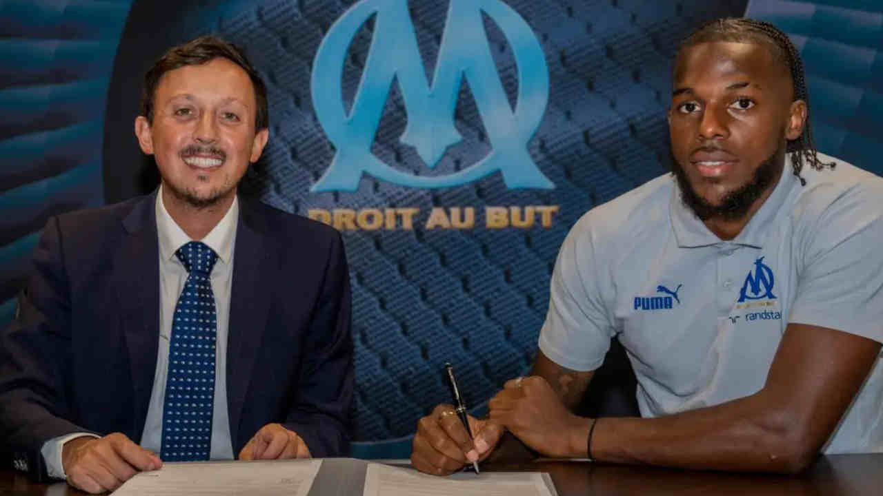 OM Mercato : Pablo Longoria avec Nuno Tavares à Marseille.