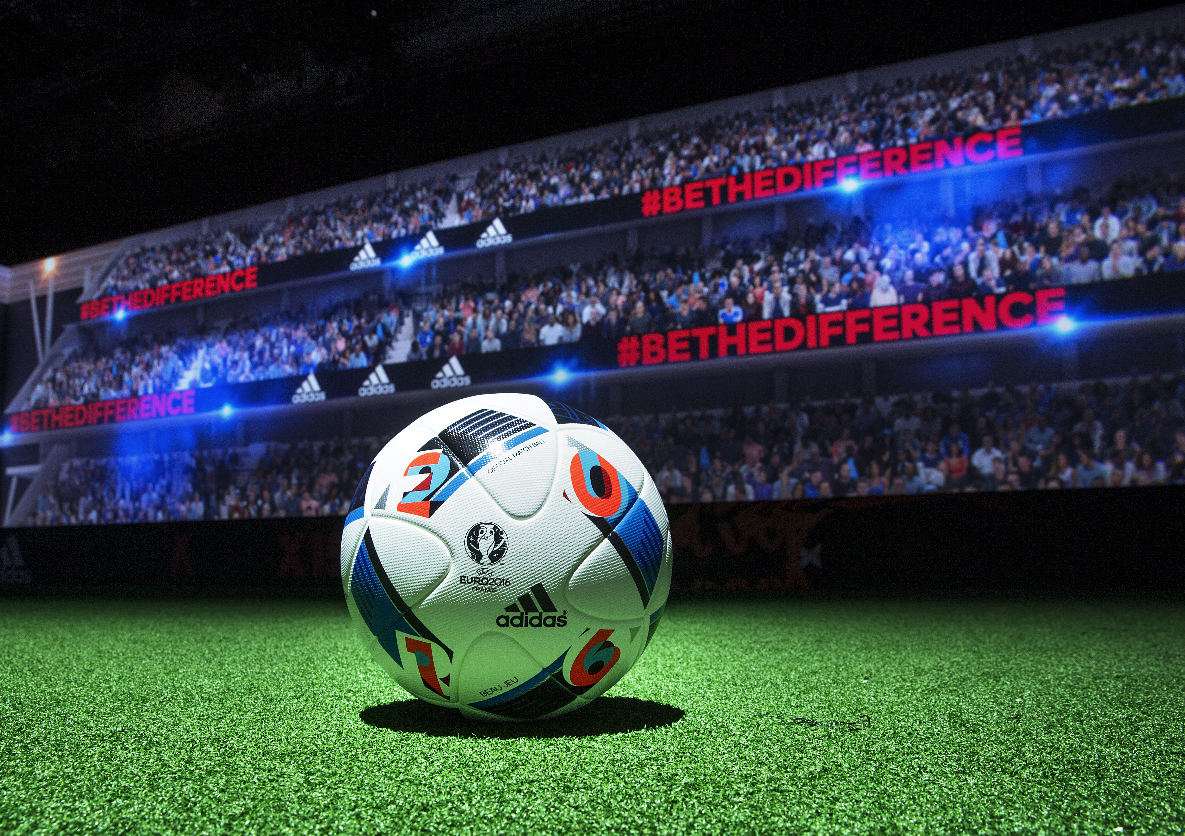 Zinedine Zidane dévoile le ballon officiel de l&rsquo;UEFA Euro 2016