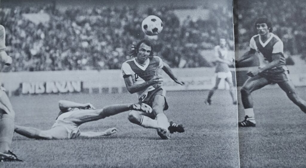 Adoré à Sochaux et Nice, cet ancien de Monaco et Besançon a eu 16 sélections en Bleus. Qui est-il ?