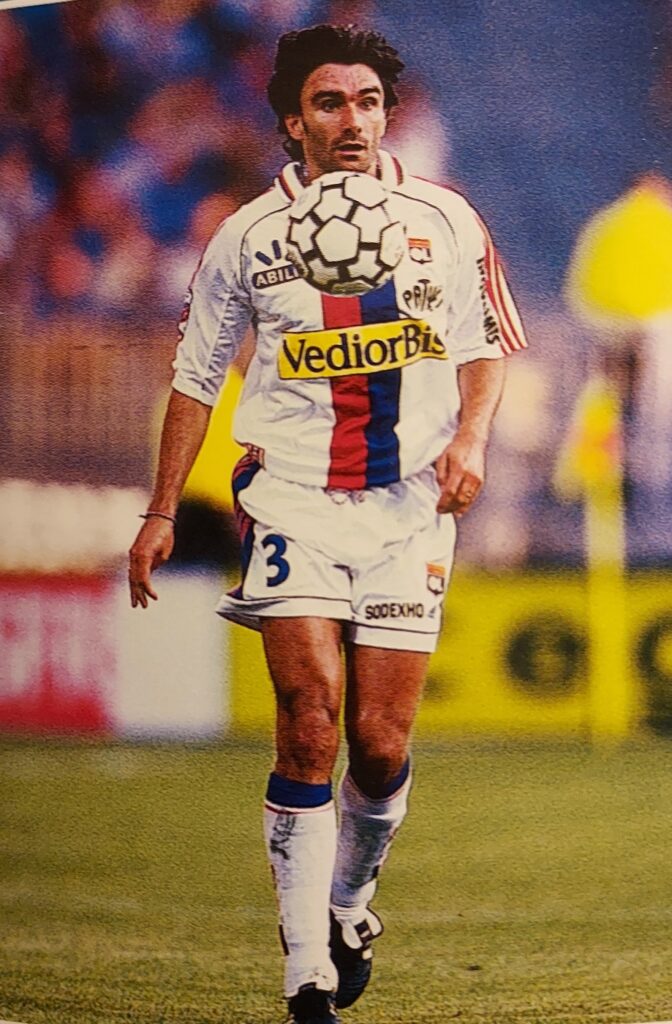 Formé à Laval, cet excellent défenseur fut adoré tant à l'OL qu'à l'ASSE !