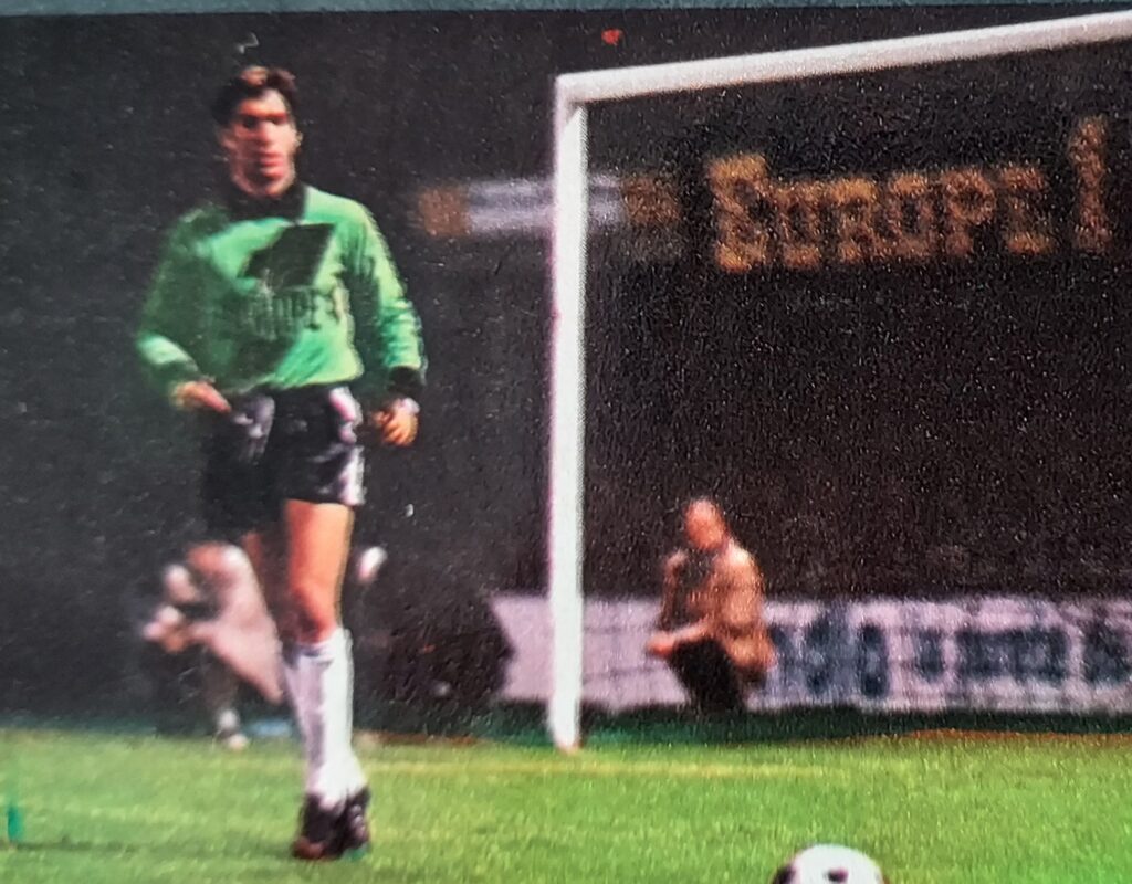 650 matchs en pros au FC Nantes et 11 sélections en Equipe de France... qui est-il ?