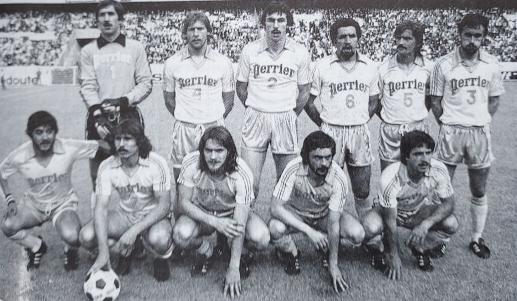 650 matchs en pros au FC Nantes et 11 sélections en Equipe de France... qui est-il ?