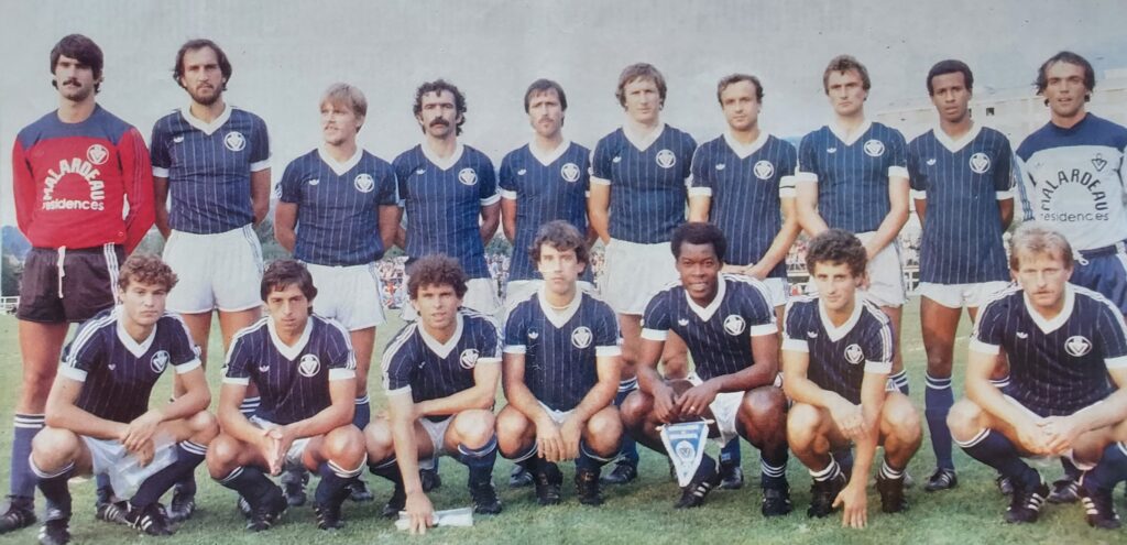 Passé par l'OM, Bordeaux et Strasbourg, il compte 18 sélections en Equipe de France. Qui est-il ?